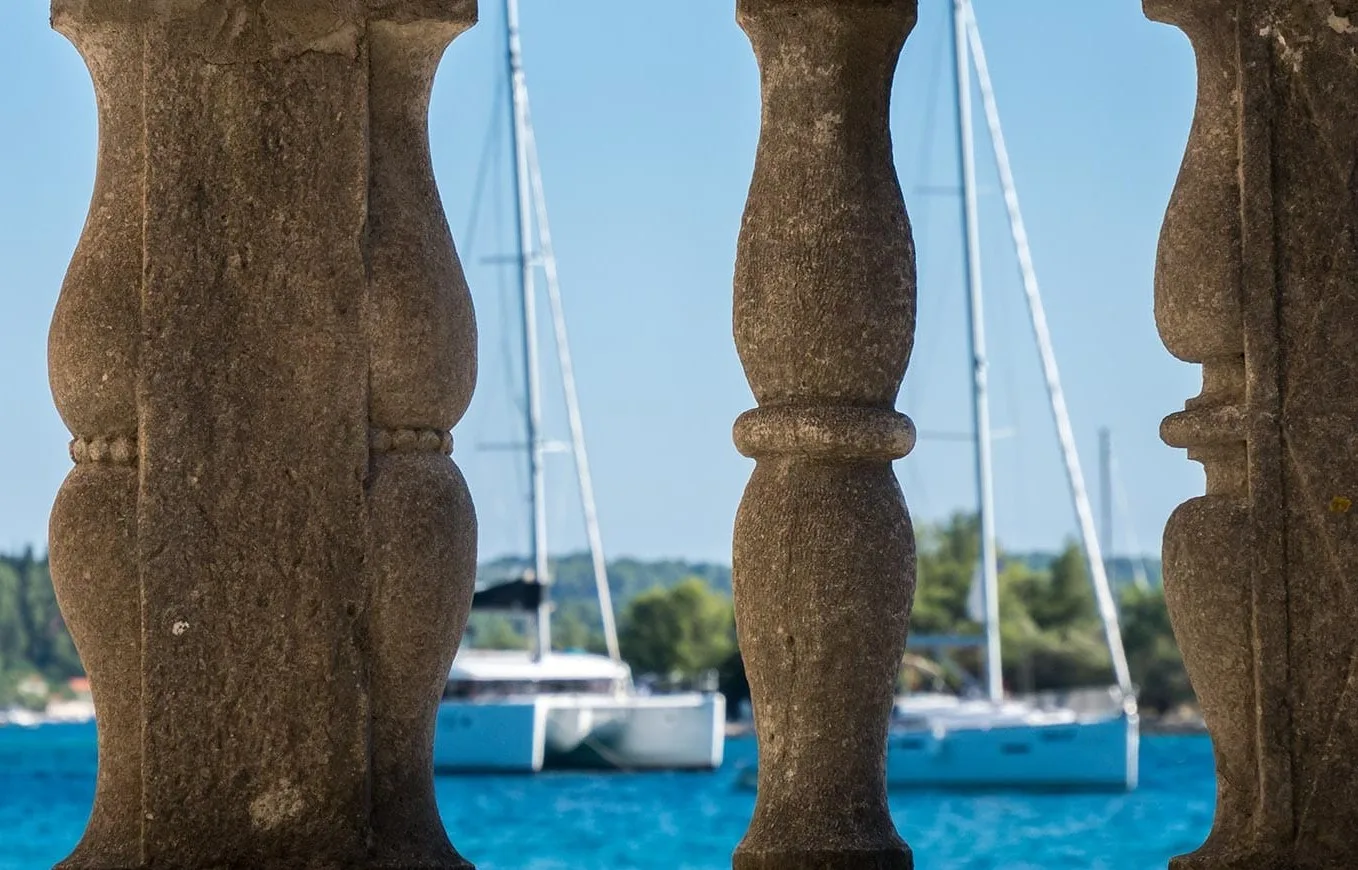 velero y catamaran fondeando en Croacia